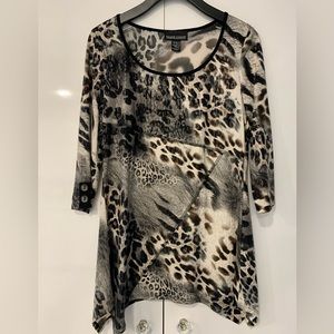 Stretchy Tunic, handkerchief hemline. Animal print! Frank Lyman Design size 10